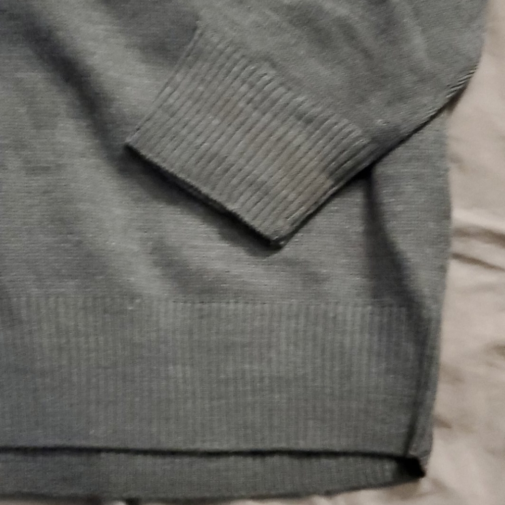 CUTE Christmas sweater. - Picture 5 of 6